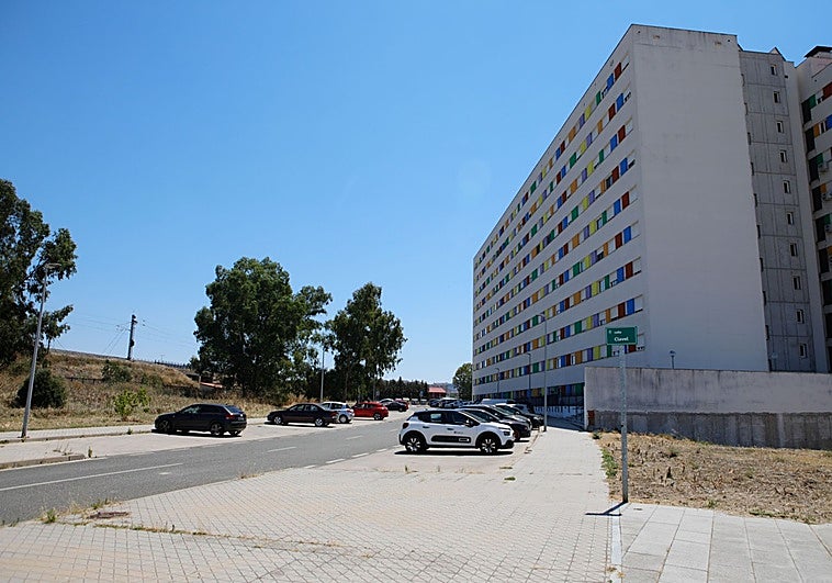 Nueva oleada de robos en vehículos de varios garajes en el cacereño barrio de El Junquillo